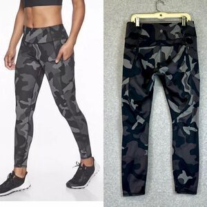 Athleta Camo Contender 7/8 Tight in Black / Gray Leggings Yoga Pants Size Small